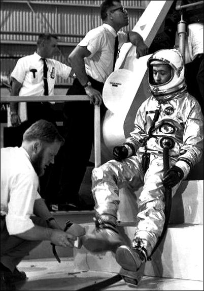 McDivitt prepares CM checkout